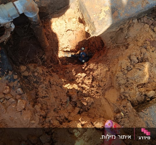 חפירה באדמה עם צינור חשוף ותשתית